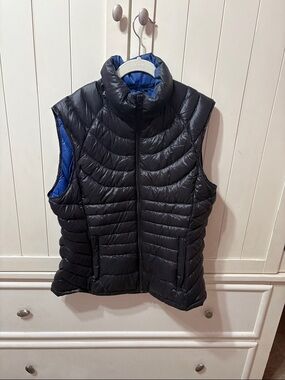 Bernardo down filled Quilted Reversible Puffer Vest black/blue, size medium